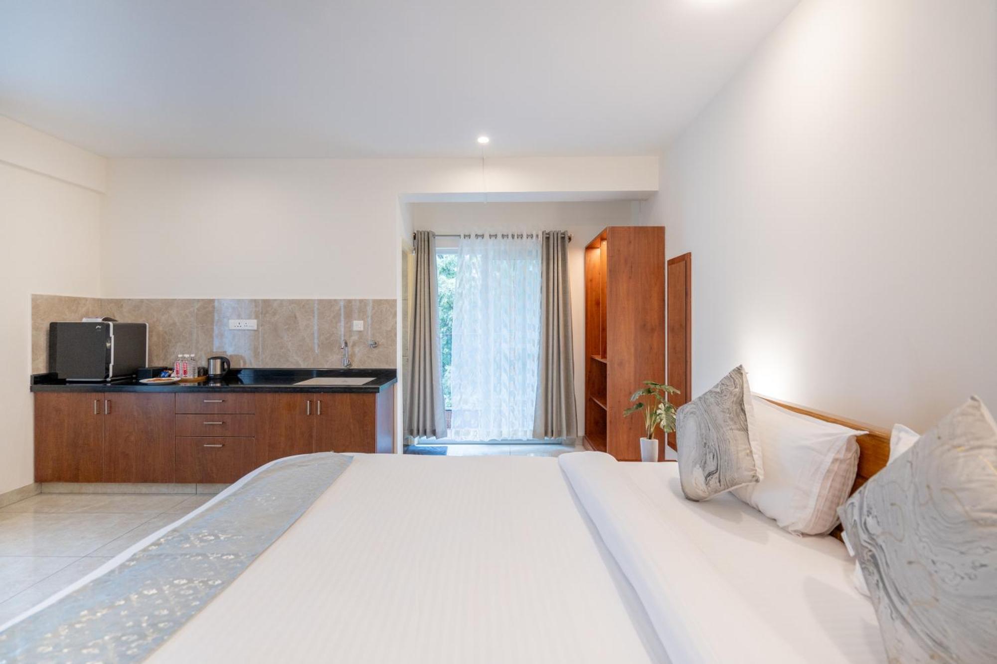 The Silver Chimes Suites Bangalore Exteriör bild